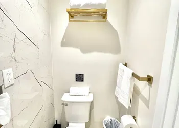Toronto Rooms and Suites hotel thumbnail 8
