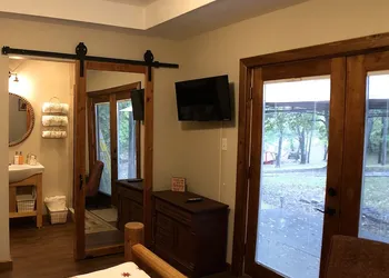 Walnut Waters Bed & Breakfast hotel thumbnail 5
