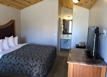 Red Canyon Cabins hotel thumbnail 3
