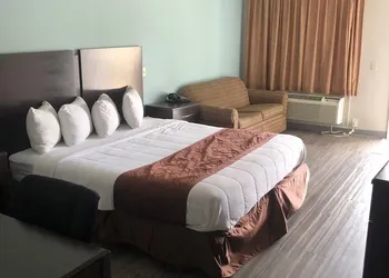 Cypress Inn hotel thumbnail 8