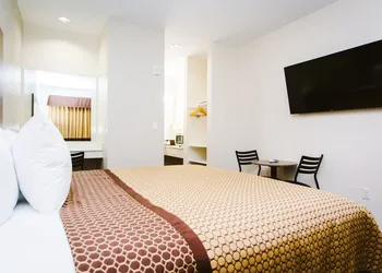 Scottish Inn & Suites hotel thumbnail 5