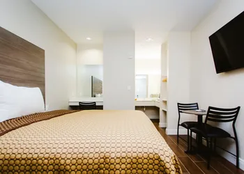 Scottish Inn & Suites hotel thumbnail 6