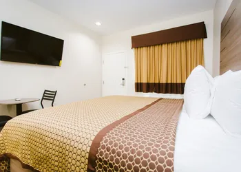 Scottish Inn & Suites hotel thumbnail 7