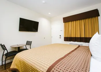 Scottish Inn & Suites hotel thumbnail 8