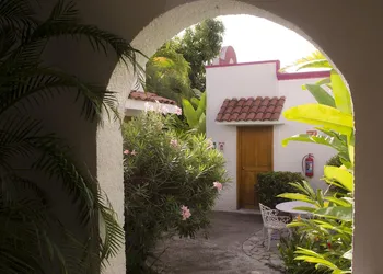 Suites Ejecutivas Los Arcos hotel thumbnail 2