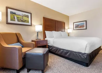 Comfort Inn & Suites hotel thumbnail 7
