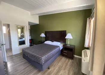 Holiday Motel hotel thumbnail 2
