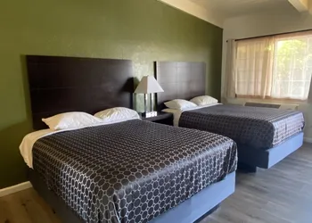 Holiday Motel hotel thumbnail 3