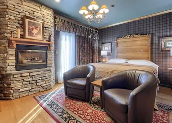 Twin Pine Manor Bed & Breakfast hotel thumbnail 2