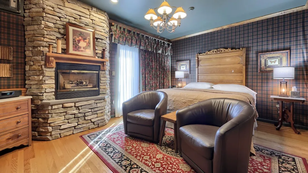 Twin Pine Manor Bed & Breakfast hotel detail image 2