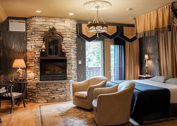 Twin Pine Manor Bed & Breakfast hotel thumbnail 3