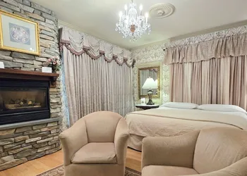 Twin Pine Manor Bed & Breakfast hotel thumbnail 4