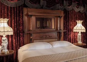 Twin Pine Manor Bed & Breakfast hotel thumbnail 5