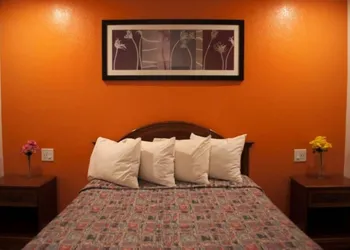 Premier Inn & Suites hotel thumbnail 7