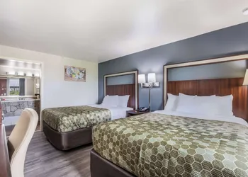 Econo Lodge Neenah hotel thumbnail 7