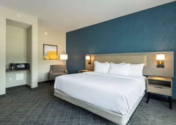 Comfort Inn and Suites hotel thumbnail 8