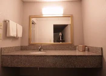 Economy Inn hotel thumbnail 4