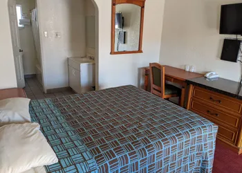 Deluxe Inn hotel thumbnail 4