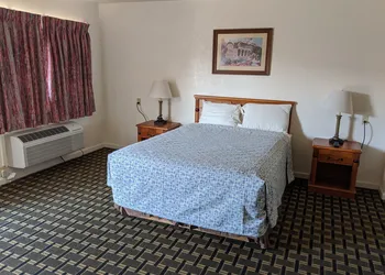 Deluxe Inn hotel thumbnail 8