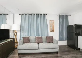 Apartment on the Beach hotel thumbnail 6