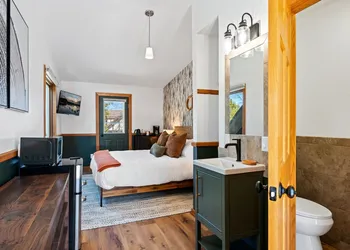 Spruce and Shore Motel hotel thumbnail 6
