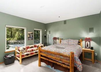 Riffle River Lodge 3 Bedroom Home by NW Comfy Cabins by RedAwning hotel thumbnail 2