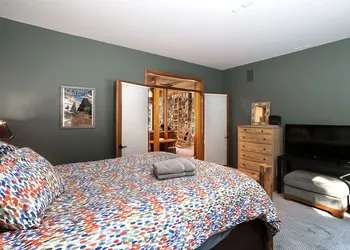Riffle River Lodge 3 Bedroom Home by NW Comfy Cabins by RedAwning hotel thumbnail 3