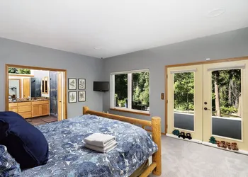 Riffle River Lodge 3 Bedroom Home by NW Comfy Cabins by RedAwning hotel thumbnail 6