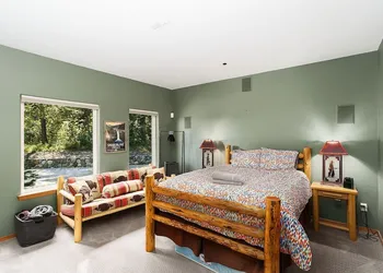 Riffle River Lodge 3 Bedroom Home by NW Comfy Cabins by RedAwning hotel thumbnail 2