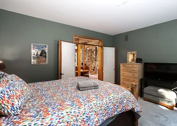 Riffle River Lodge 3 Bedroom Home by NW Comfy Cabins by RedAwning hotel thumbnail 3