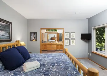 Riffle River Lodge 3 Bedroom Home by NW Comfy Cabins by RedAwning hotel thumbnail 5