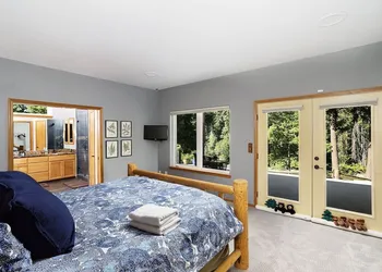 Riffle River Lodge 3 Bedroom Home by NW Comfy Cabins by RedAwning hotel thumbnail 6