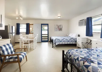 Oasis Lake Buchanan hotel thumbnail 2