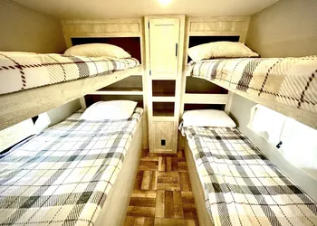 Oasis Lake Buchanan hotel thumbnail 4