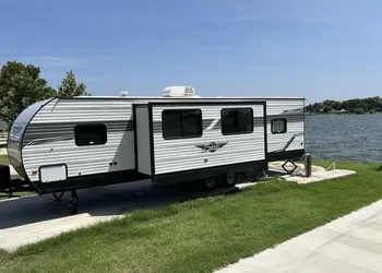 Oasis Lake Buchanan hotel thumbnail 6