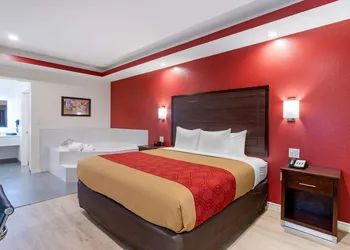 Econo Lodge Houston Northwest - Cypress hotel thumbnail 7