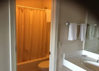 Americana Inn hotel thumbnail 7