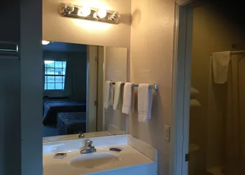 Americana Inn hotel thumbnail 8