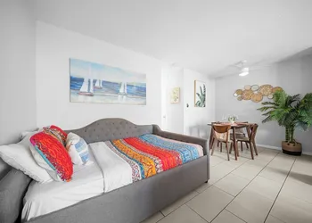 Bayview Apartments by Lowkl hotel thumbnail 8