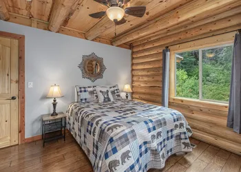 Bearfoot Chalet 3 Bedroom Home by NW Comfy Cabins hotel thumbnail 3
