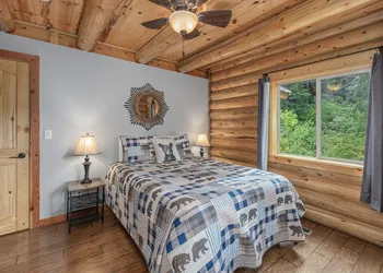 Bearfoot Chalet 3 Bedroom Home by NW Comfy Cabins hotel thumbnail 3