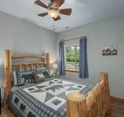 Bearfoot Chalet 3 Bedroom Home by NW Comfy Cabins hotel detail image 4