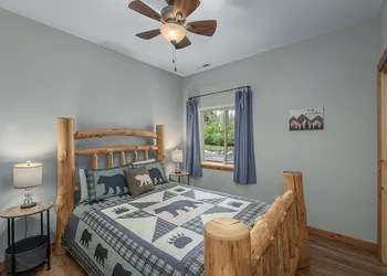 Bearfoot Chalet 3 Bedroom Home by NW Comfy Cabins hotel thumbnail 4