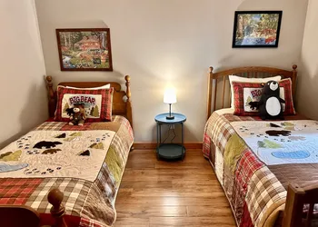 Bearfoot Chalet 3 Bedroom Home by NW Comfy Cabins hotel thumbnail 6