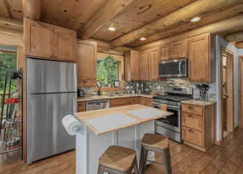 Bearfoot Chalet 3 Bedroom Home by NW Comfy Cabins hotel thumbnail 7