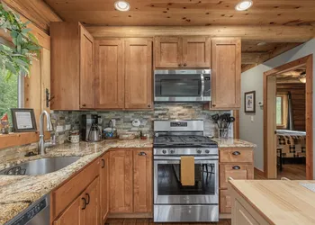 Bearfoot Chalet 3 Bedroom Home by NW Comfy Cabins hotel thumbnail 8