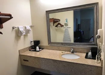 Executive Inn & Suites hotel thumbnail 3
