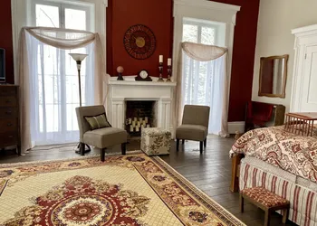 Historic McDonald Airbnb hotel thumbnail 3