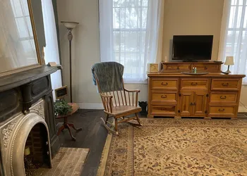 Historic McDonald Airbnb hotel thumbnail 4