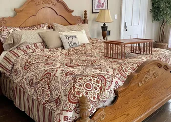 Historic McDonald Airbnb hotel thumbnail 5